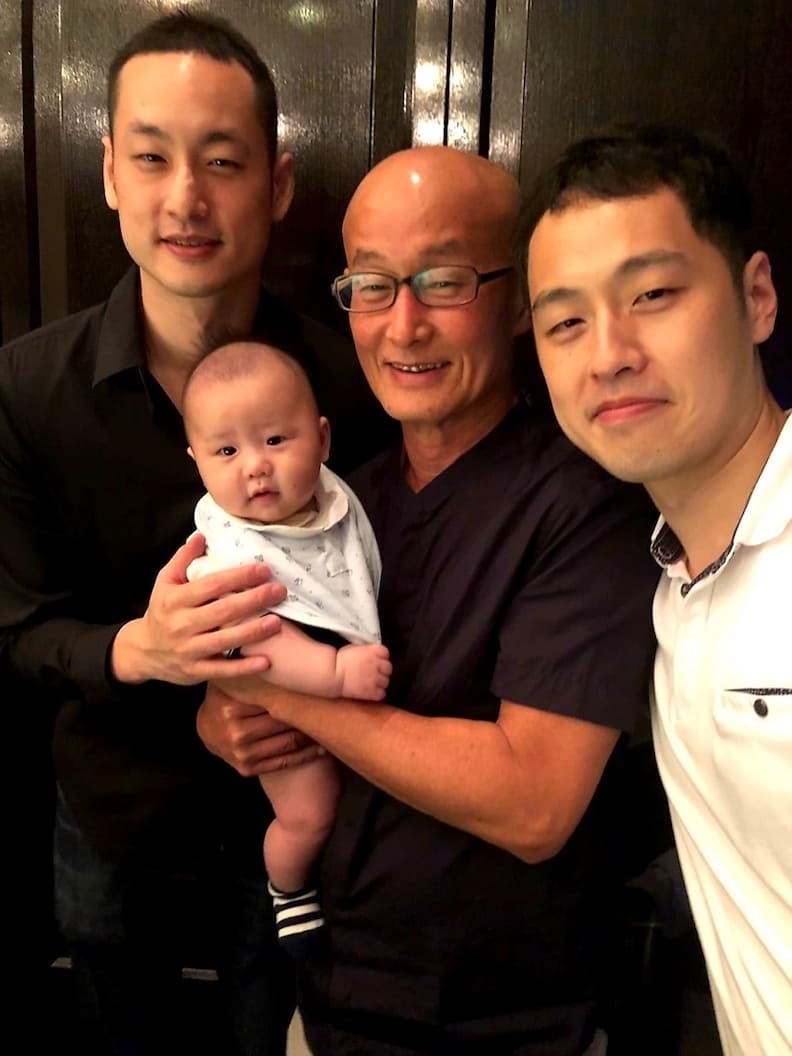 劉偉民和2位兒子定期聚會,手中抱著小孫子合照,滿臉喜悅。