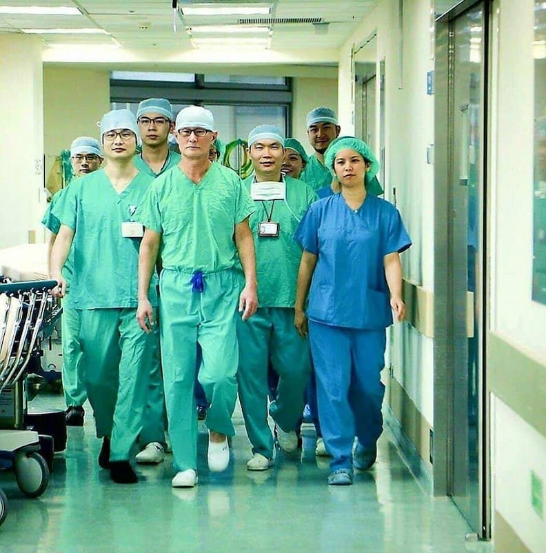 劉偉民(前排左2)和醫療團隊,已執行超過3,200例達文西手術。