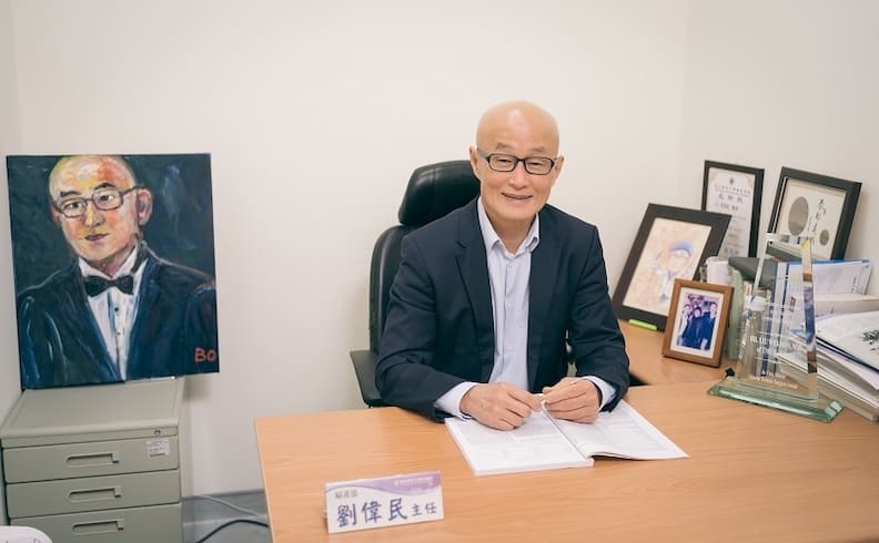 劉偉民常收治複雜且高風險的婦科案例,有許多患者術後以肖像畫來表達對他的感謝。(影巷26號攝)