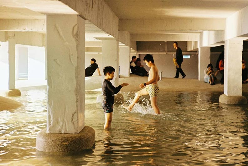 孩子們在廊道玩水,非常愜意。圖片來源:IG_cyt0220