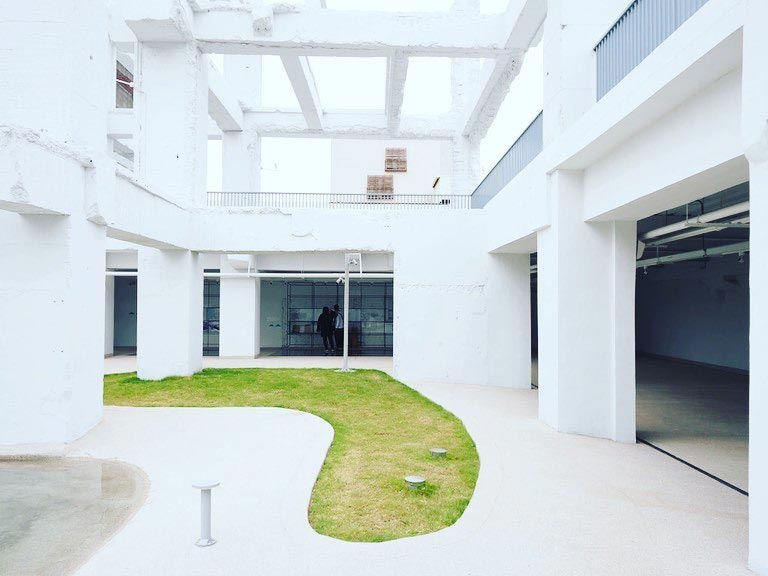 中國城的遺構漆上白色,河樂廣場成為「台南白」公共建設之一。圖片來源:IG_eric_huang_cheng_jui