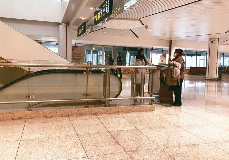 圖／摩洛哥機場空無一人，僅剩負責替旅客量測體溫及荷槍實彈的警察。 聯合新聞網提供