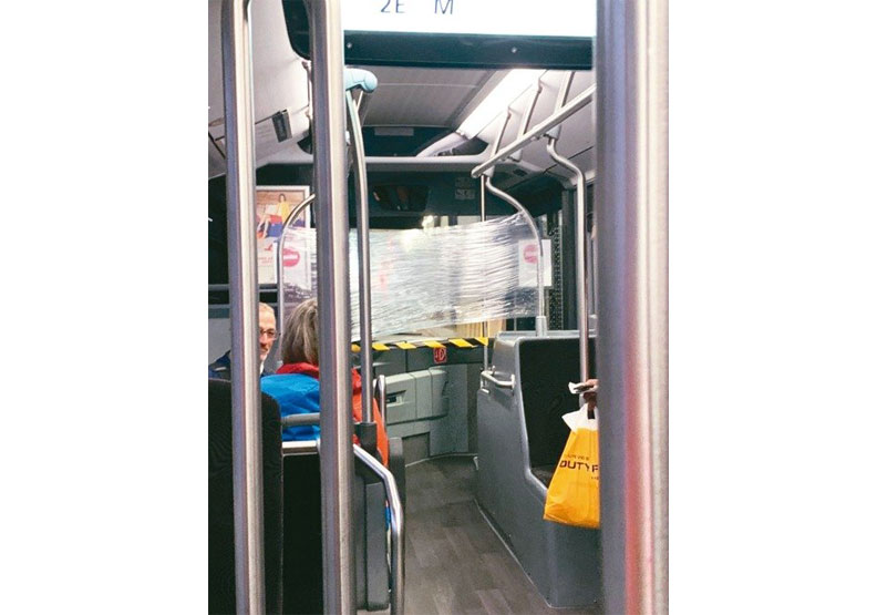 巴黎戴高樂機場人潮消失,其中的接駁巴士,司機與乘客之間用保鮮膜阻擋。聯合新聞網提供