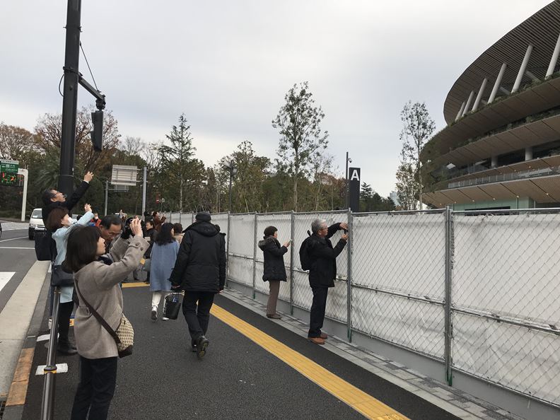 東京新國立競技場未開放前,每天就能吸引大批遊客前往拍照。(攝影/劉善群)