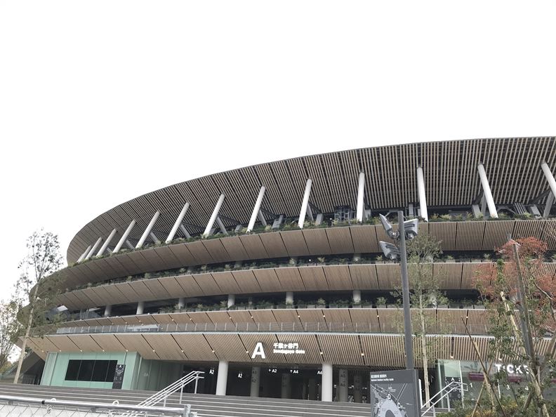 新國立競技場外觀以條形木質建材做成屋簷重疊的設計,是從奈良五重塔法隆寺從下向上看得到的靈感。(攝影/劉善群)