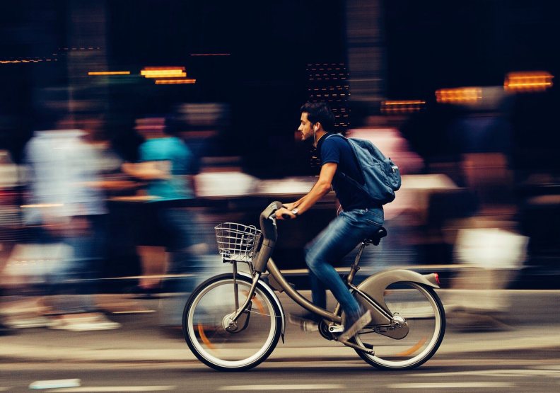 急匆匆地趕去上班。(僅為情境配圖。取自pexels)