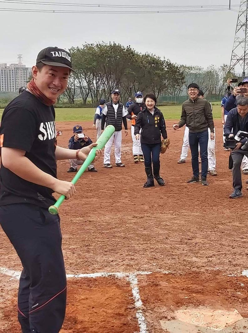 陳柏惟喜歡打棒球,日前他在彰化大肚溪那舉辦全國媒體盃的活動,台中市長盧秀燕(中)也有出席。圖片取自陳柏惟粉專