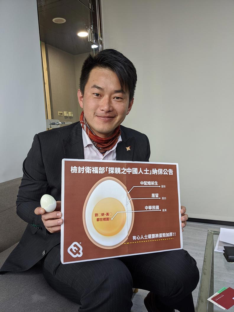 關於《健保法》修法的議題,他做了張手板解釋理念是什麼。圖片取自陳柏惟粉專