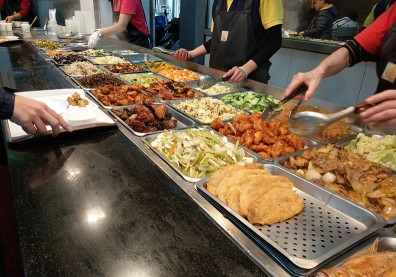 外食族及餐飲業者該如何防疫？公衛專家提出 3 大建議