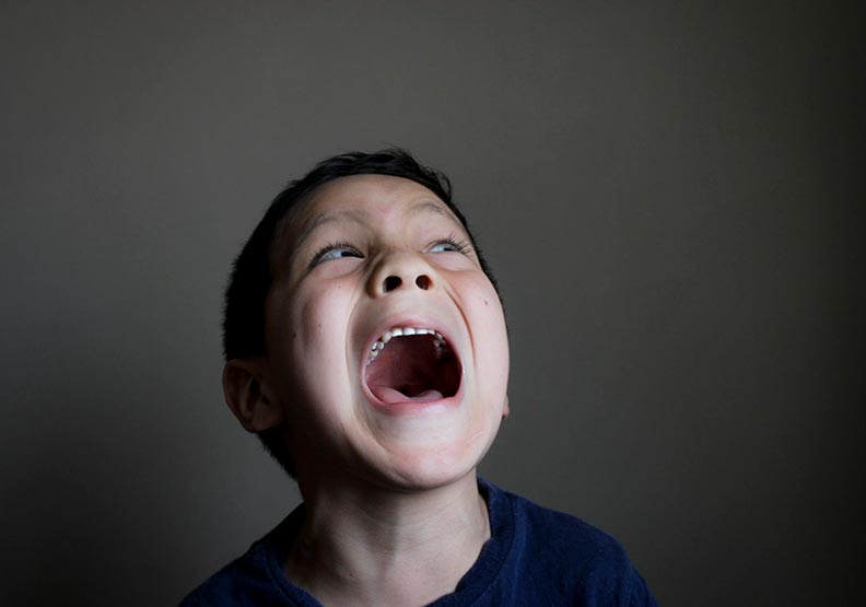 我們會運用「防衛型自尊」當成面具與盔甲。(僅為情境配圖。取自unsplash)