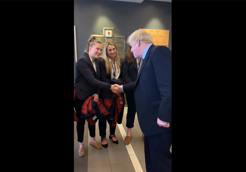 英國首相強森確診前仍未嚴格遵守「社交疏離」。取自@EnglandRugby twitter