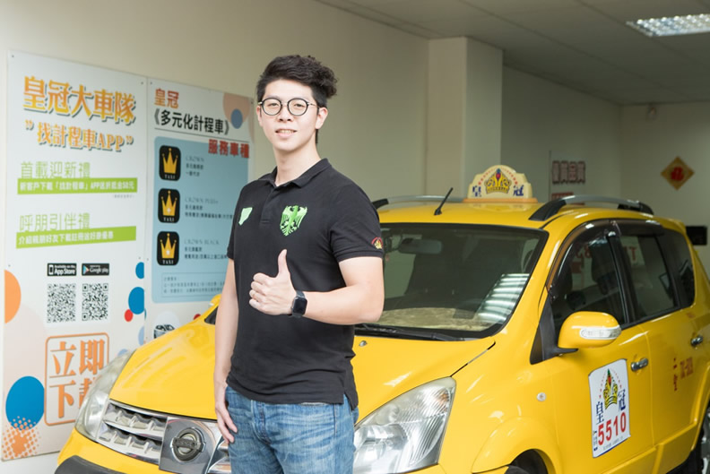 皇冠大車隊經理楊博翔認為，公車式小黃不僅能夠服務民眾，更創造了讓青年返鄉就業，就近照顧家人的機會。