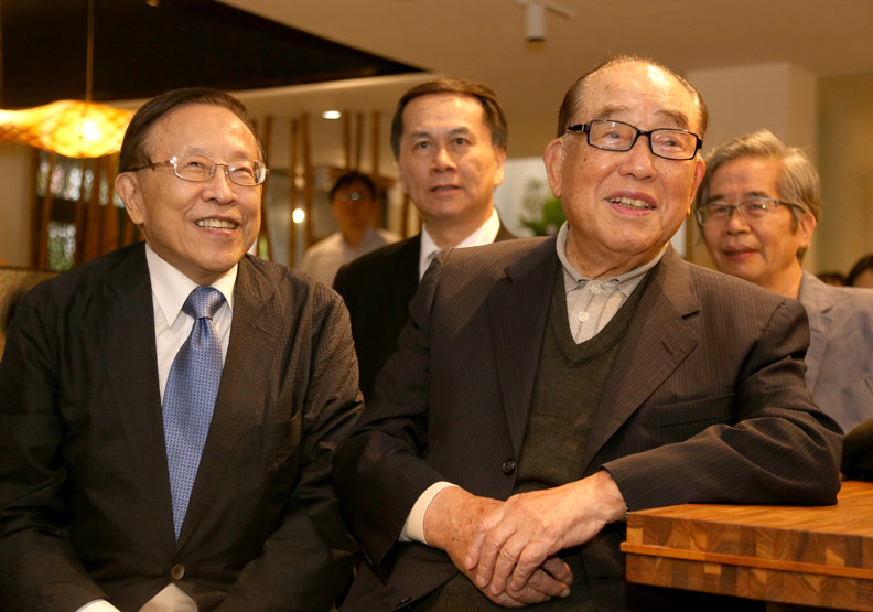 郝柏村百歲生日，左起高希均、郝柏村。張智傑攝