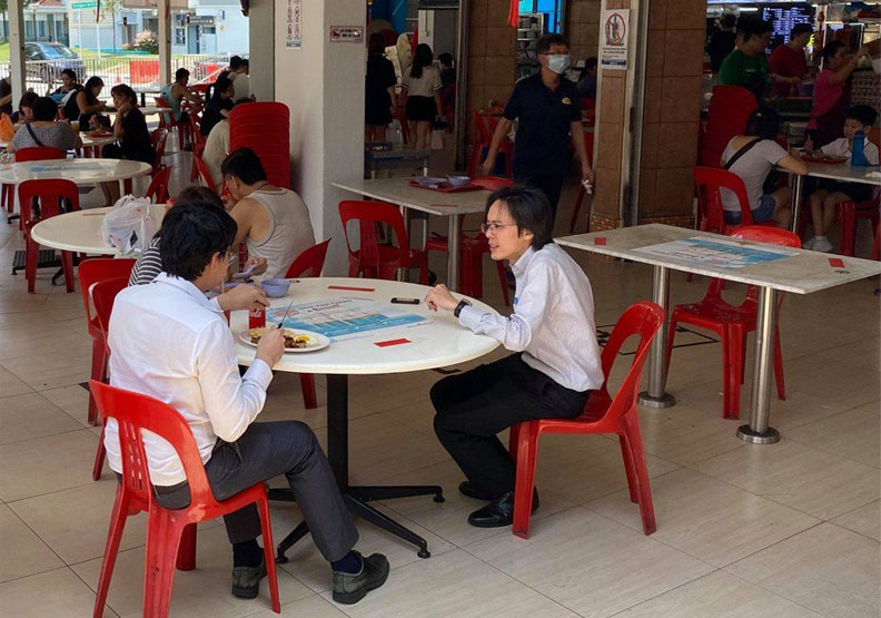圖／新加坡規定社交距離，但就算規定吃飯距離，朋友和伴侶還是可以坐在一起用餐。阿比提供