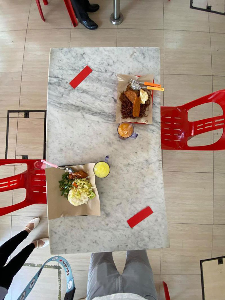 新加坡在餐桌貼上「叉叉膠帶」，表示這個位置不可坐人。阿比提供