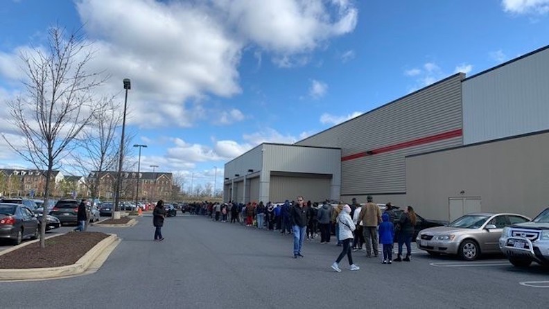 Costco在上午10點顧客便大排長龍。(圖片來源:WJLA)