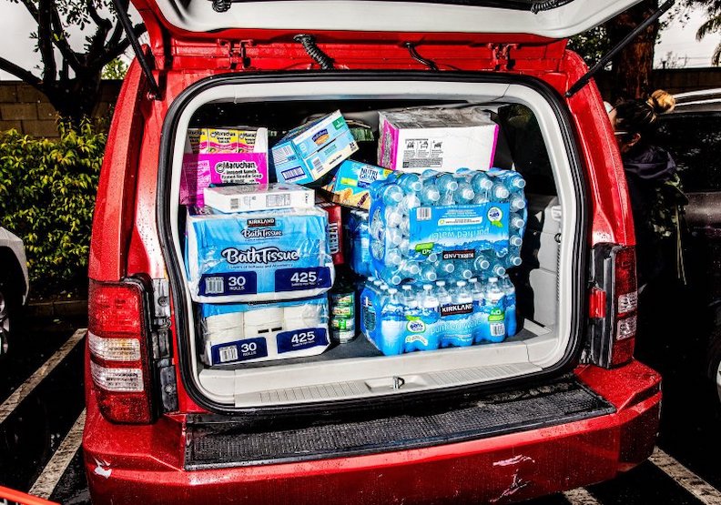 加州民眾翁貝托的後車廂堆滿了搶購物品。(圖片來源:Time)