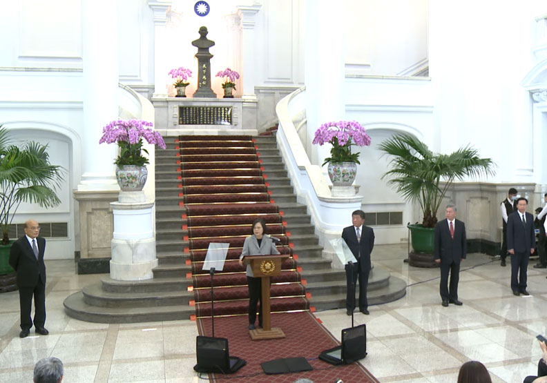 總統府今(4月1日)舉行「敞廳談話」,官員間皆保持社交距離。擷取自敞廳談話直播