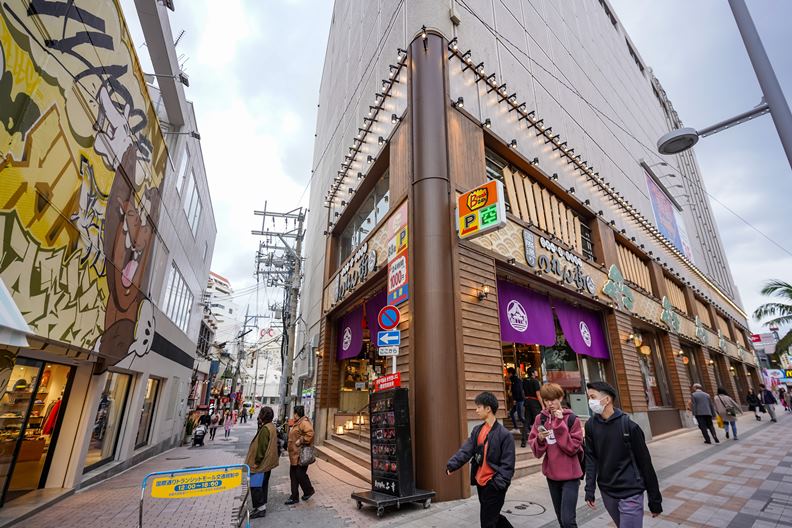 萬種風情的國際通商圈不只吸引外國客,日本本島居民也愛逛。