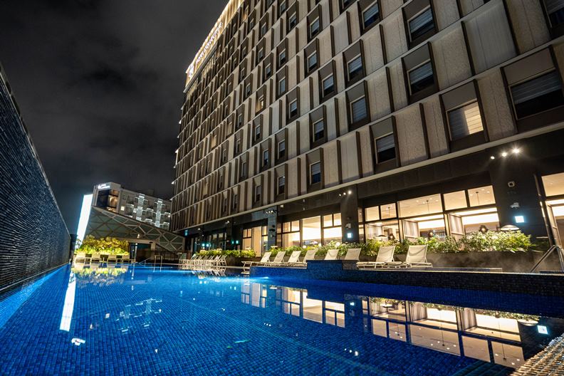 蓋在寸土寸金的國際通商圈內,嘉新飯店打造別緻的小教堂與戶外游泳池,在當地成為話題。