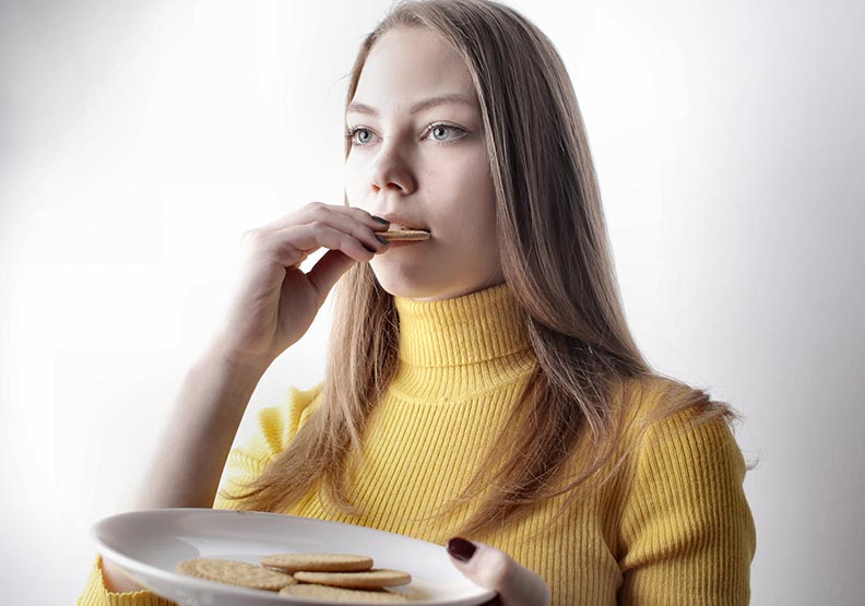 情緒性飢餓感來得突然，不會慢慢累積；感覺就像急需抓癢的癢感。 （僅為情境配圖，取自pexels）