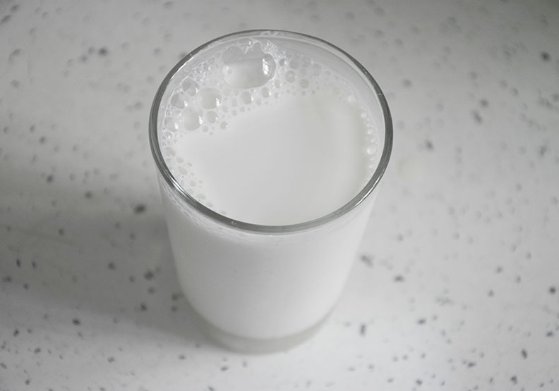 喝牛奶拉肚子，你可能不是乳糖不耐！營養師教你 3 招快樂喝牛奶