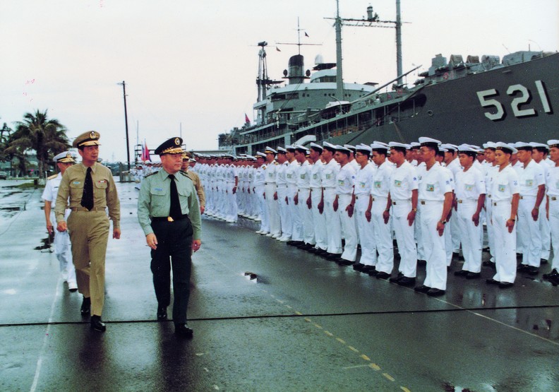 1982年4月30日,於高雄左營軍港視察海軍敦睦艦隊。