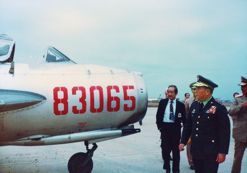 1983年11月14日,巡視王學成義士駕駛來營的米格十七。