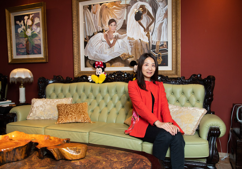 巫慧燕背後就是母親、巫林秀琴阿嬤的畫作,曾在她的法藍星饗藝空間展出。