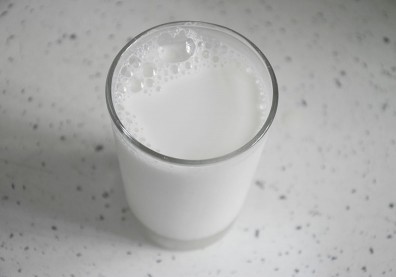 喝牛奶拉肚子，你可能不是乳糖不耐！營養師教你 3 招快樂喝牛奶