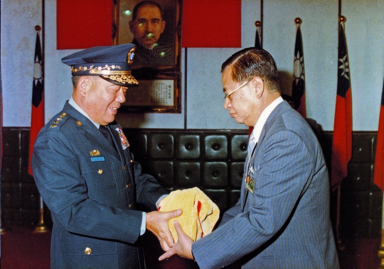 1982年11月5日，郝柏村主持中科院新舊任院長唐君鉑及黃孝宗交接。