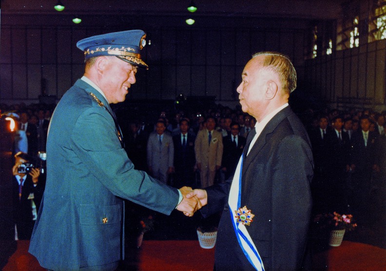 1982年11月5日，郝柏村主持中科院新舊任院長，授勳唐君鉑院長。此後由郝柏村兼任中科院院長，黃孝宗博士為代院長。