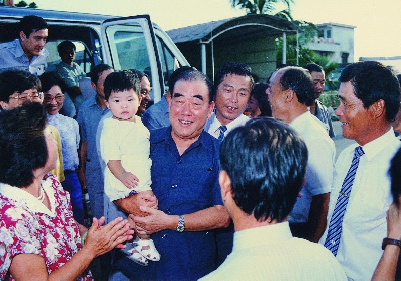 1990年8月11日，行政院長郝柏村至彰化視察民眾生活，關心田尾花農產銷情形。