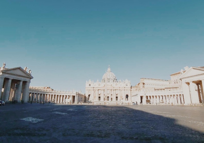 位於義大利羅馬市中心的聖彼得廣場,原本是旅遊熱點,如今門可羅雀。左安妮(Anni Tso)提供