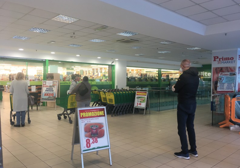 位於義大利羅馬的超市,排隊需要間隔安全距離一公尺以上。左安妮(Anni Tso)提供