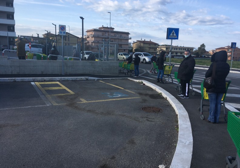 如今到義大利超市,必須間隔一公尺以上的安全距離。左安妮(Anni Tso)提供