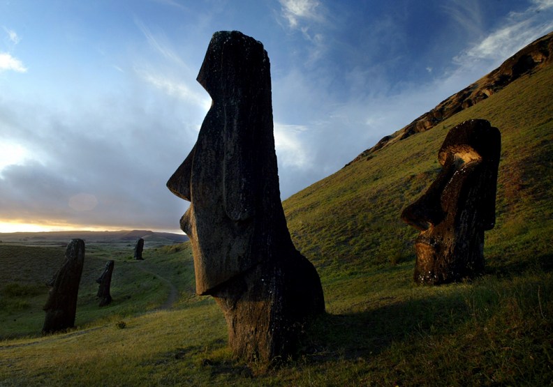 夕陽下的摩艾石像