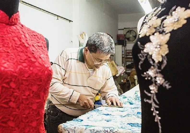 陳忠信的精緻做工,最喜歡幫新娘做禮服,並樂於接受劇服挑戰。圖片來源:dadaocheng_co