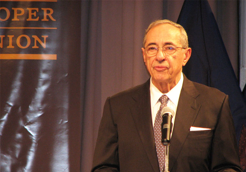 柯莫兄弟的父親前紐約州州長馬力歐(Mario Cuomo)。flickr, By David Berkowitz