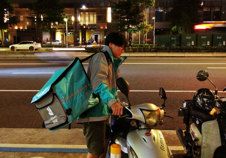 圖／「戶戶送」Deliveroo將於4月10日下午3點整，正式終止台灣市場運營。取自戶戶送臉書