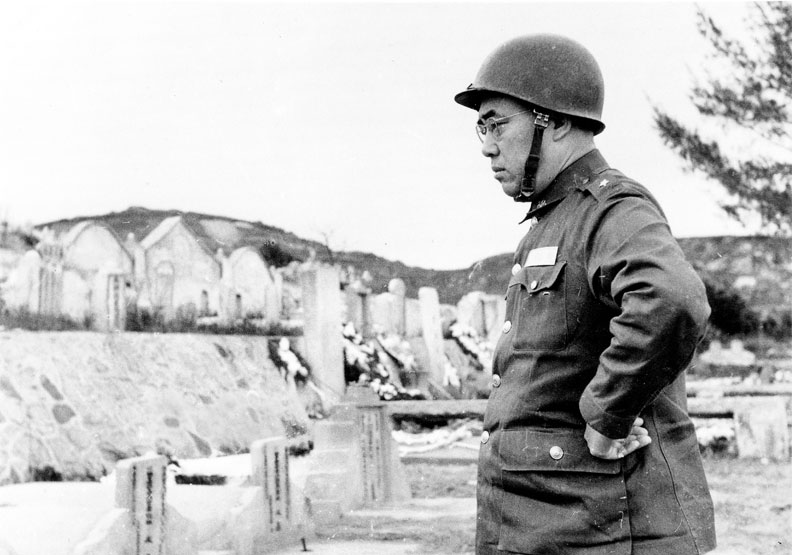 圖／郝柏村站在金門烈嶼軍人公墓前，悼念著為國殉難的官兵弟兄，沒有他們的壯烈犧牲，臺灣無以保全。