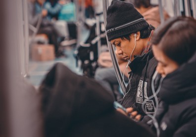 通勤聽音樂、睡覺戴耳機都要注意！聽損不可逆，切記遵守聽力66原則