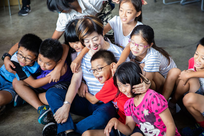 張淑芬不僅是台灣半導體教父夫人,更身兼台積電慈善基金會董事長,她帶領團隊深入社會每個角落,持續善播愛與溫暖。