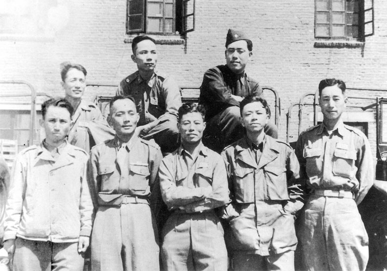 我(後排右一)與同僚在瀋陽。1948年,砲十二團三個營都移防東北剿共,可惜戰局已居守勢,長春孤懸於外。同年6月我離開瀋陽,10月,遼瀋會戰的悲劇不幸發生,我倖免於難,戡亂戰局即於年底全面失敗。