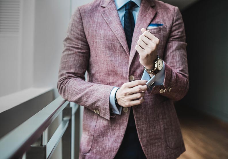 孤僻型人格患者特別喜歡戴上的面具，就是拘謹的英國紳士形象。（僅為情境配圖，取自unsplash）