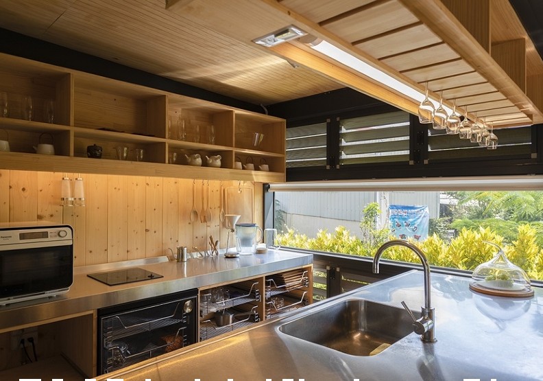 ↑廚房區也以大窗引入光線與戶外景色,小居家也有開放感。劉煜仕攝