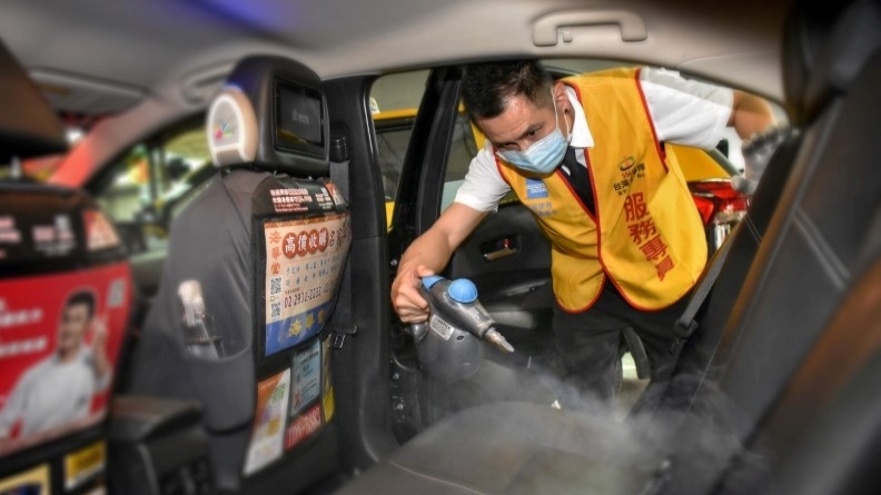 台灣大車隊全台各大排班點導入電動噴霧器，加強處理手把、後座、螢幕等乘客常觸摸區域。