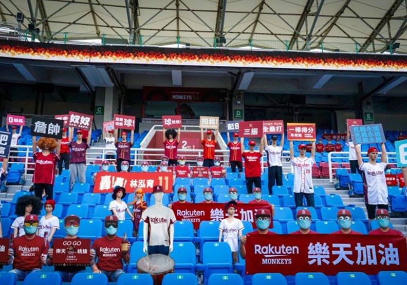 樂天桃猿「新10號隊友」計畫,以機器人應援團代表球迷為比賽加油。樂天市場提供