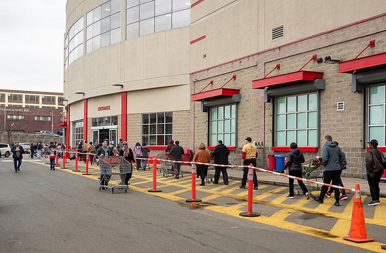 因新冠肺炎引起的搶購潮，Costco大排長龍。取自Wikimedia Commons