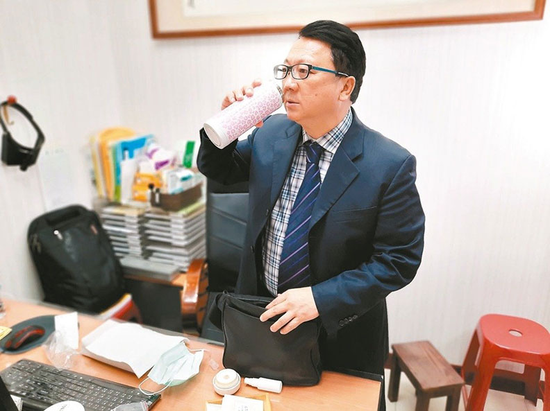 陳潮宗的隨身保溫杯備有「免疫茶」;取自元氣網。